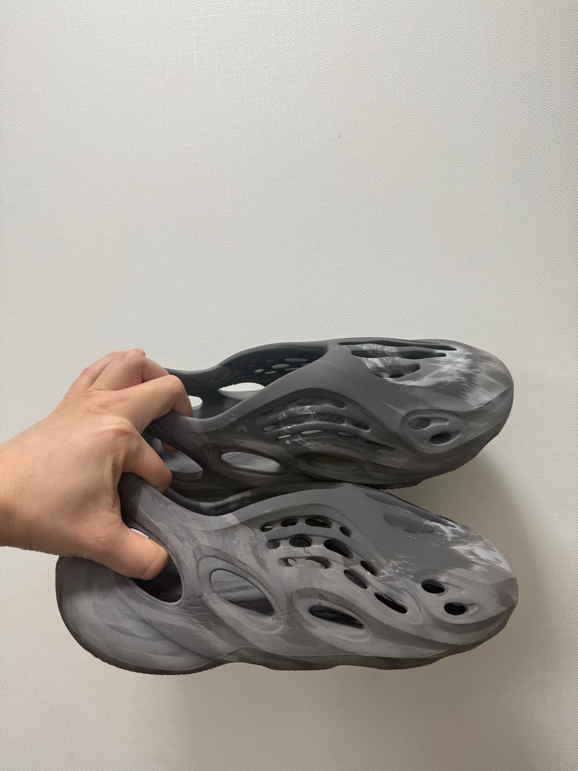 아디다스 이지 폼러너 믹스 그래닛 265size 상품이미지3