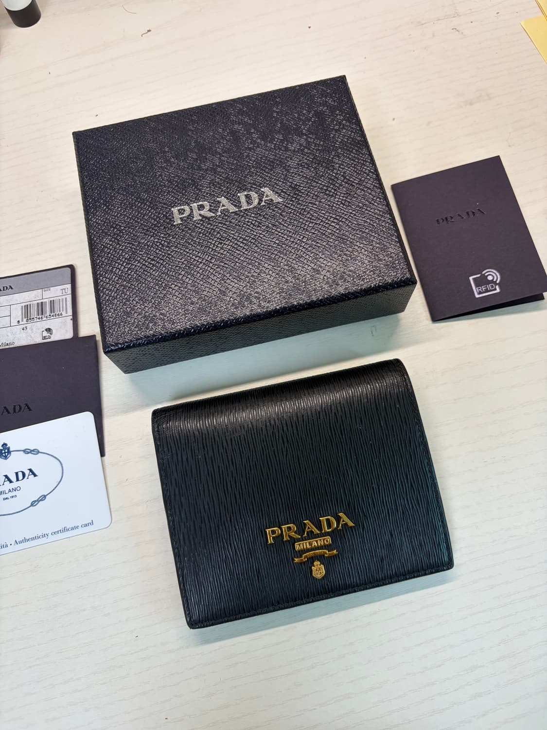 [풀구성 정품] 프라다 사피아노 반지갑 블랙 상품이미지1