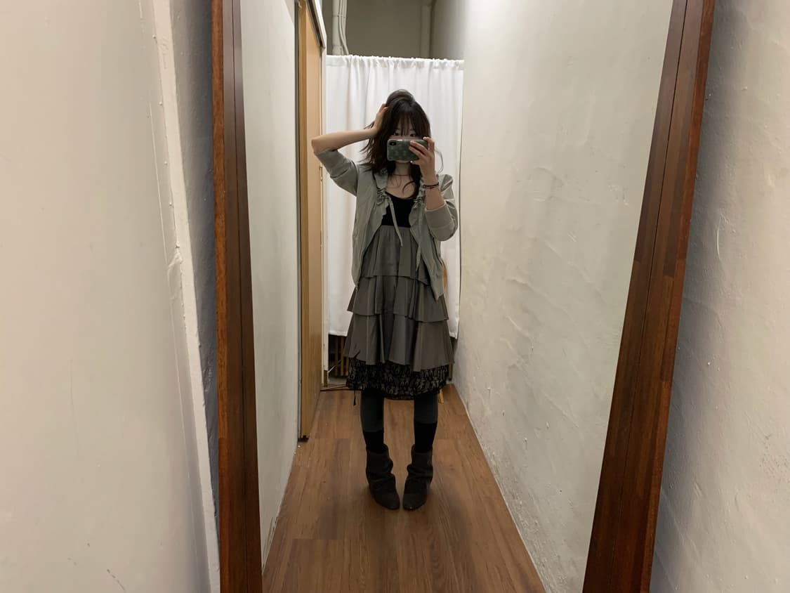 띠어리 슬리브리스 미니 원피스 러플 레이어드 디테일 블랙 카키 상품이미지2