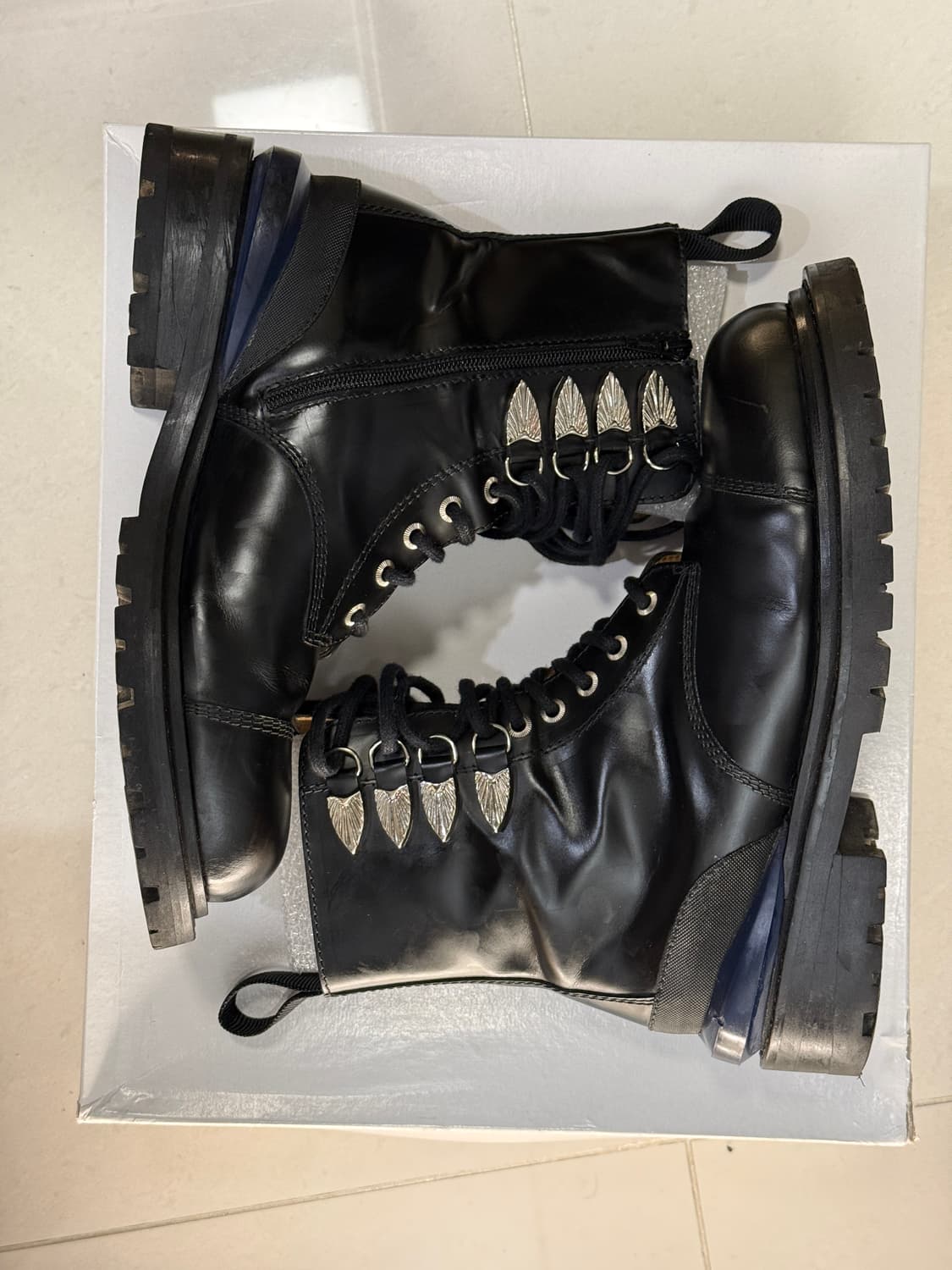 TOGA VIRILIS 블랙 그래픽 하드웨어 부츠 상품이미지1