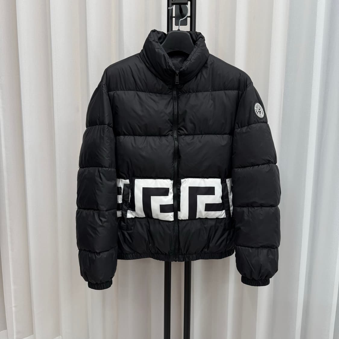 [48/백화점판] 베르사체 메두사 와펜 패딩 블랙 상품이미지1
