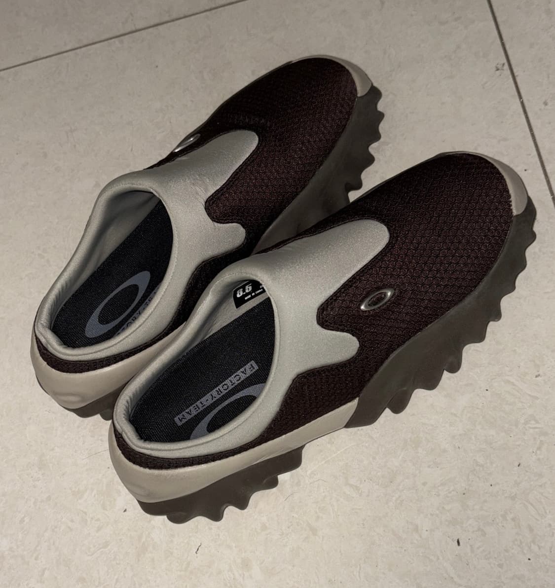 오클리 팩토리 팀 x 브래인 데드 오스트리치 찹 쏘우 뮬 마룬 애스프레소 상품이미지1