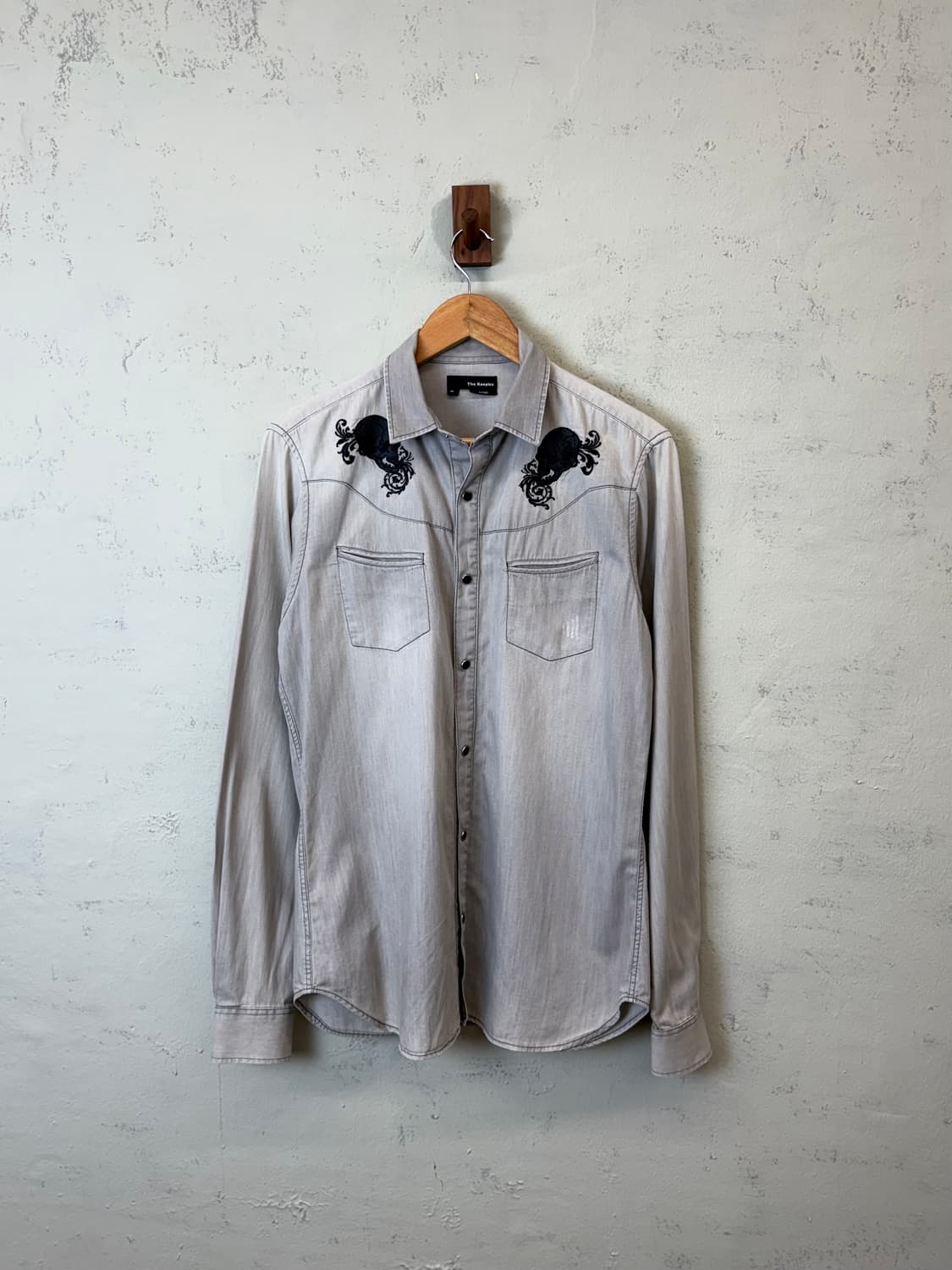 The Kooples 빈티지 스컬 자수 워싱 셔츠 상품이미지1