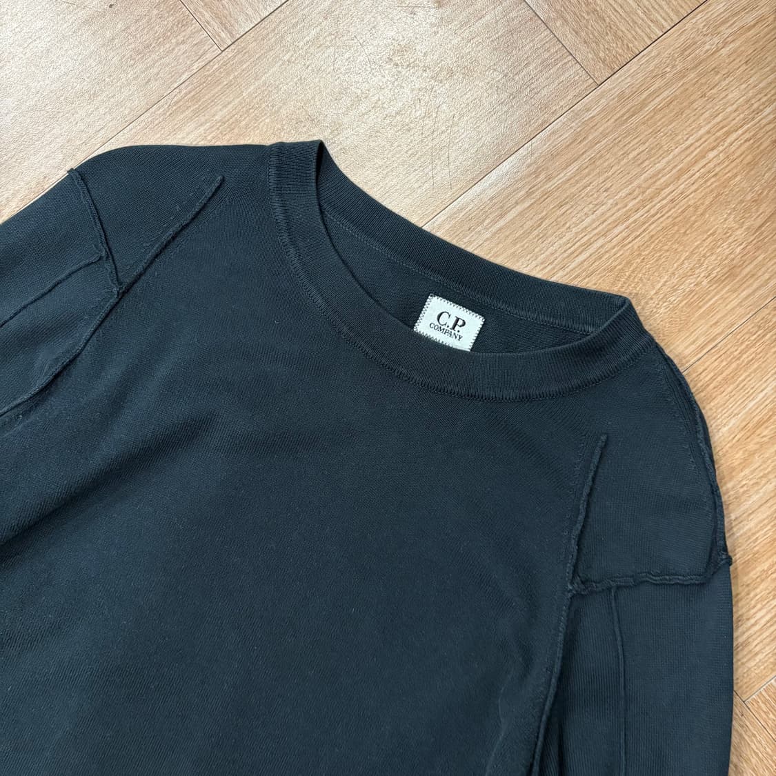 씨피컴퍼니 절개 디테일 니트 상품이미지2