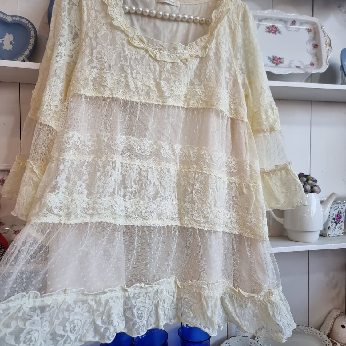 axes femme(엑시즈팜) 크림 아이보리 레이스 캉캉 튜닉 블라우스 상품이미지3