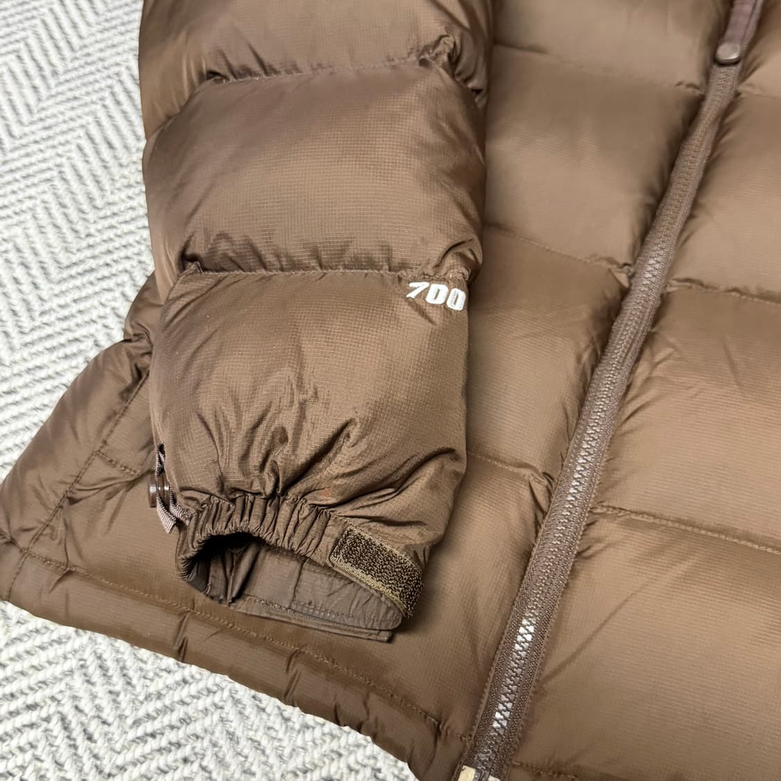 노스페이스 켄달제너 무광 초코 브라운 700 눕시 패딩 상품이미지7