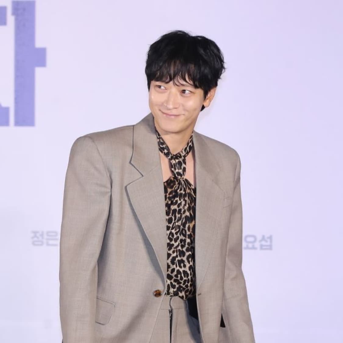 [강동원님 착용] 생로랑 24ss 오버사이즈 베이지 자켓 상품이미지2