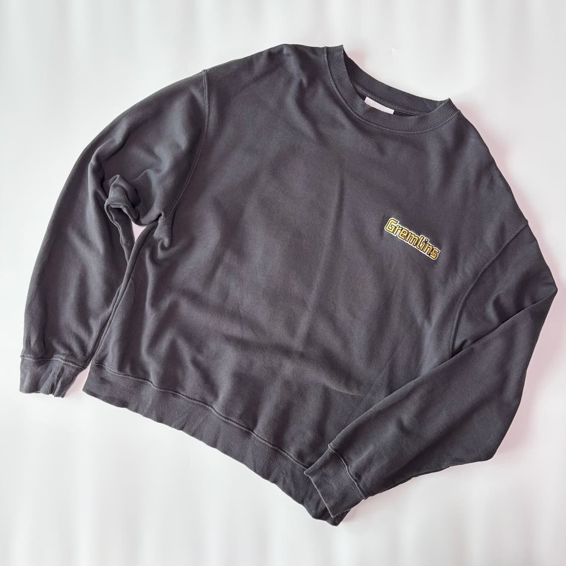 그렘린 기즈모 자수 그래픽 차콜 맨투맨 상품이미지3