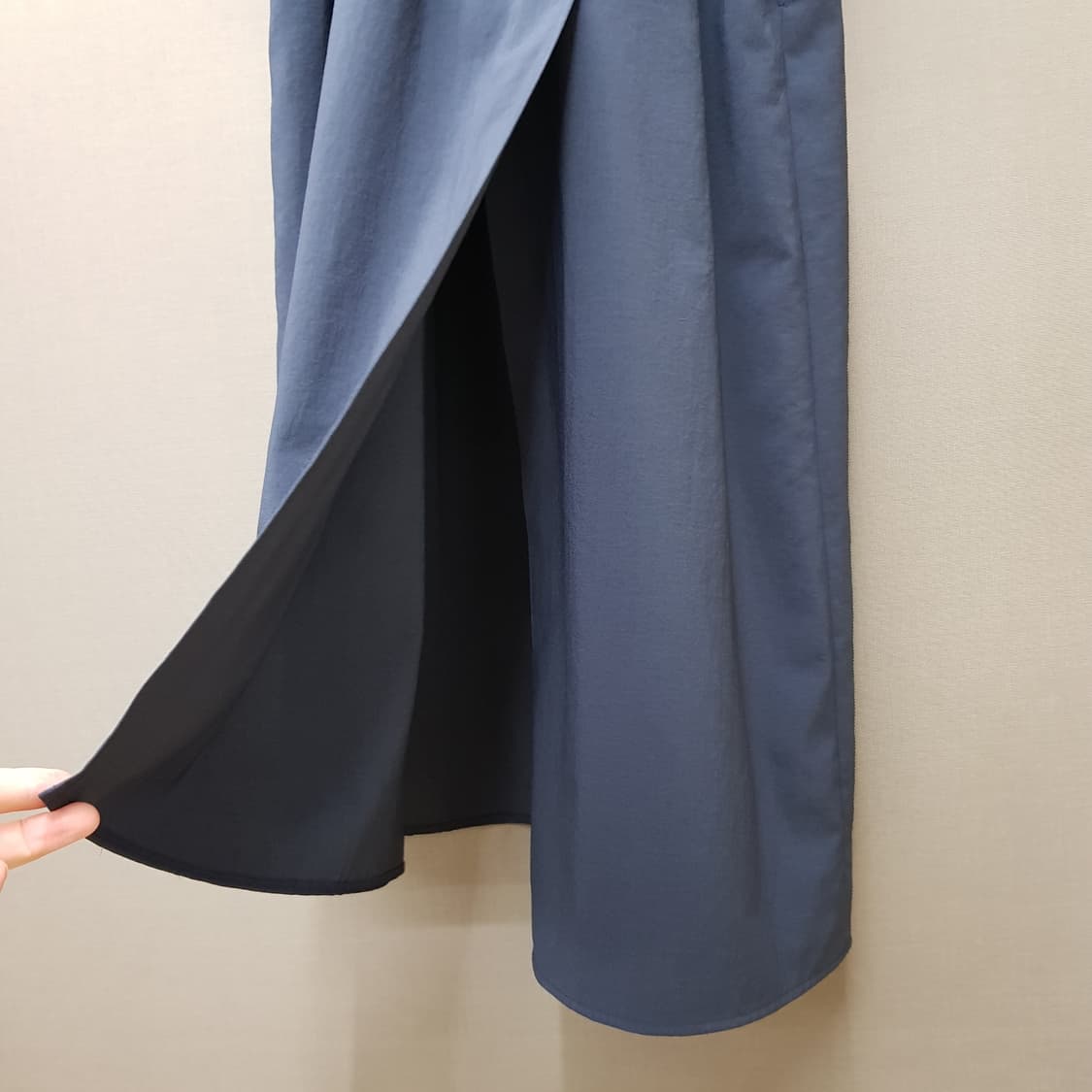 한섬 시스템 2023 투톤 배색 셔링 원피스 88-98-165 상품이미지6