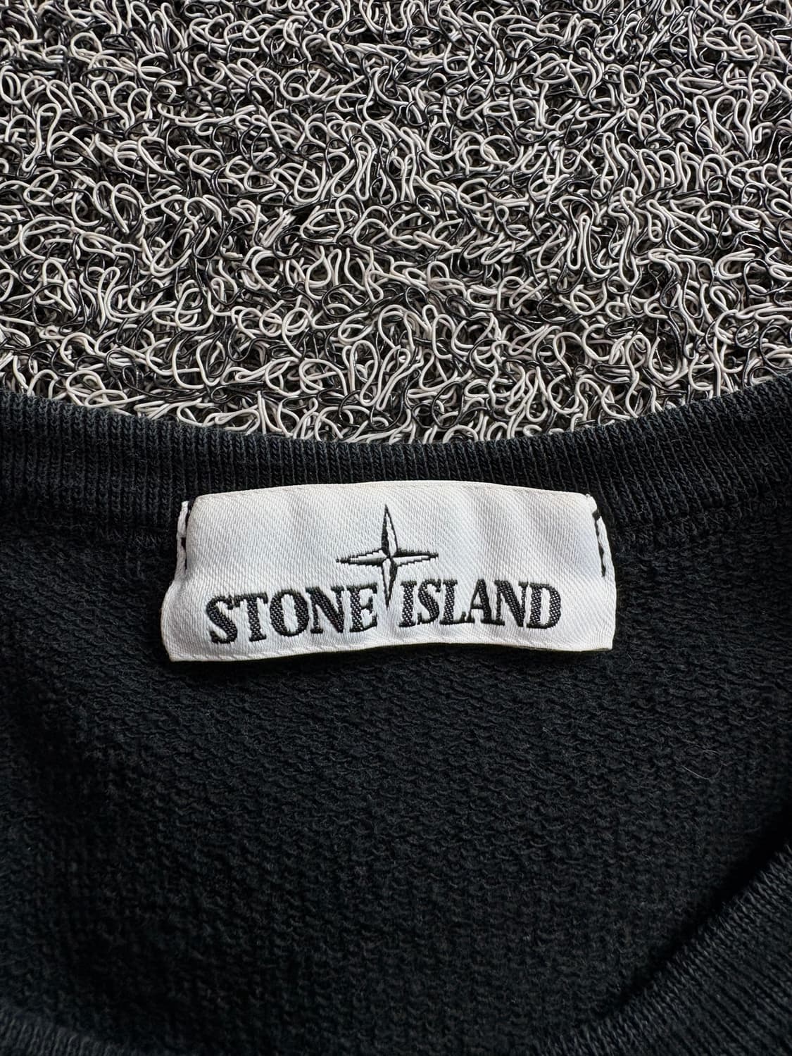 스톤아일랜드 와펜 미니멀 워시드 블랙 맨투맨 3536 상품이미지3