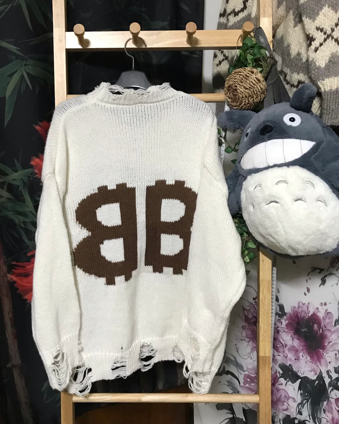 화이트 데미지 오버핏 니트 상품이미지4