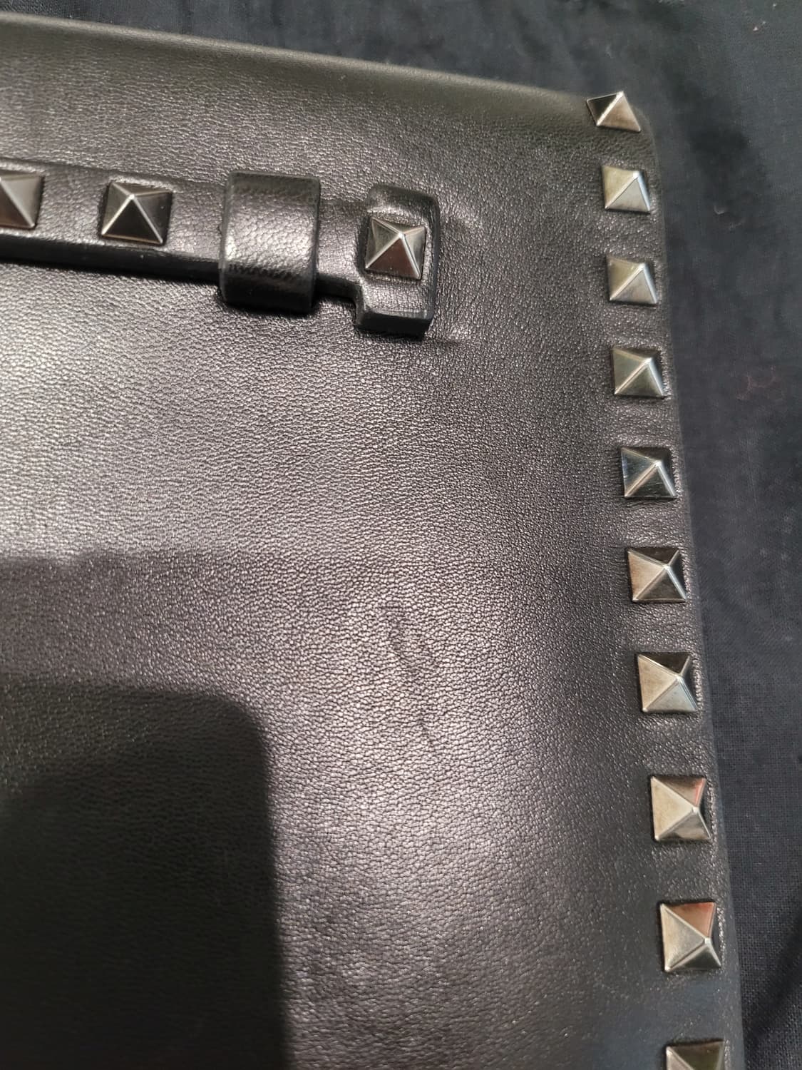 시크함의 대명사, 발렌티노 락스터드 엔벨로프 클러치(L) 내놓아요 상품이미지4