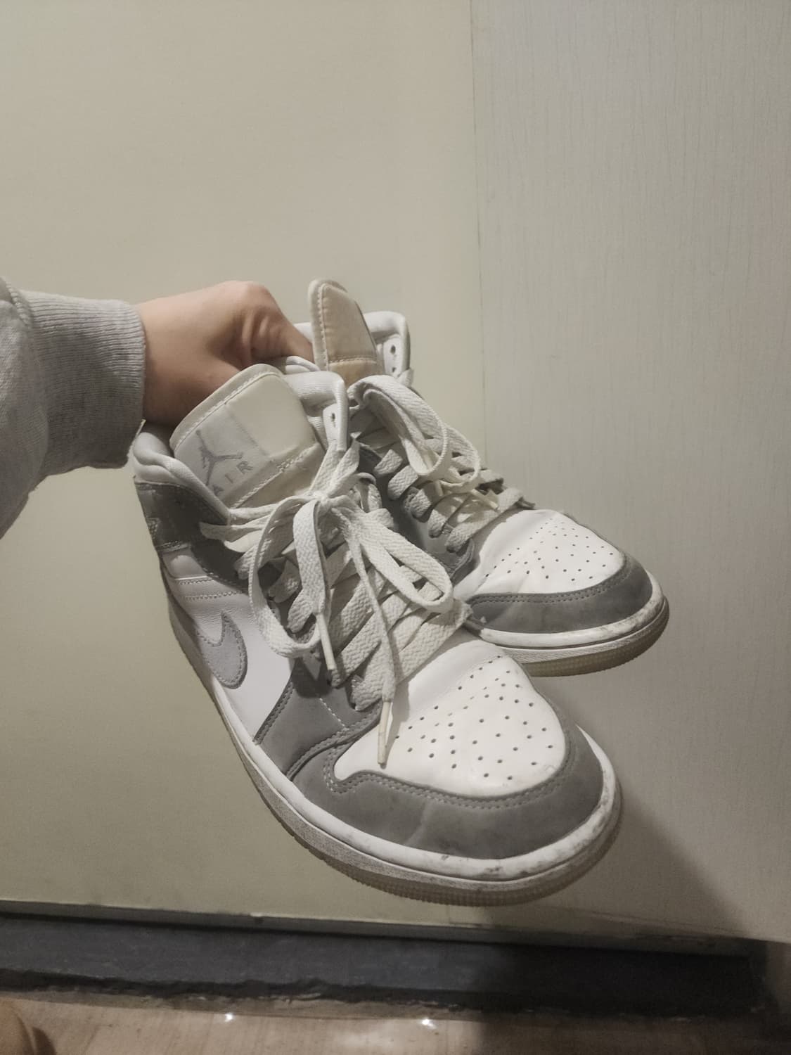 나이키 조던 1 미드 울프 그레이 여성 상품이미지2