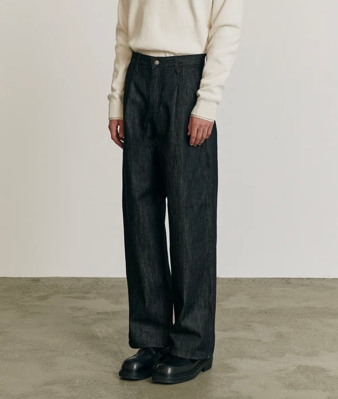 Two Tuck Wide Black Jeans 상품이미지2