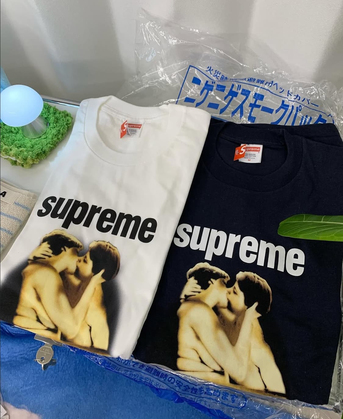 슈프림 반팔티 23ss kiss  tee 새상품 상품이미지1