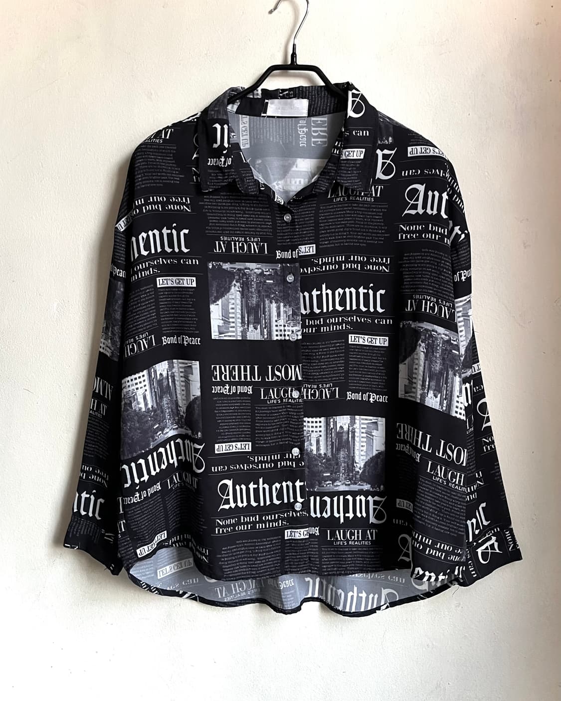 Leahmatin Black Newspaper Print Shirt 상품이미지3