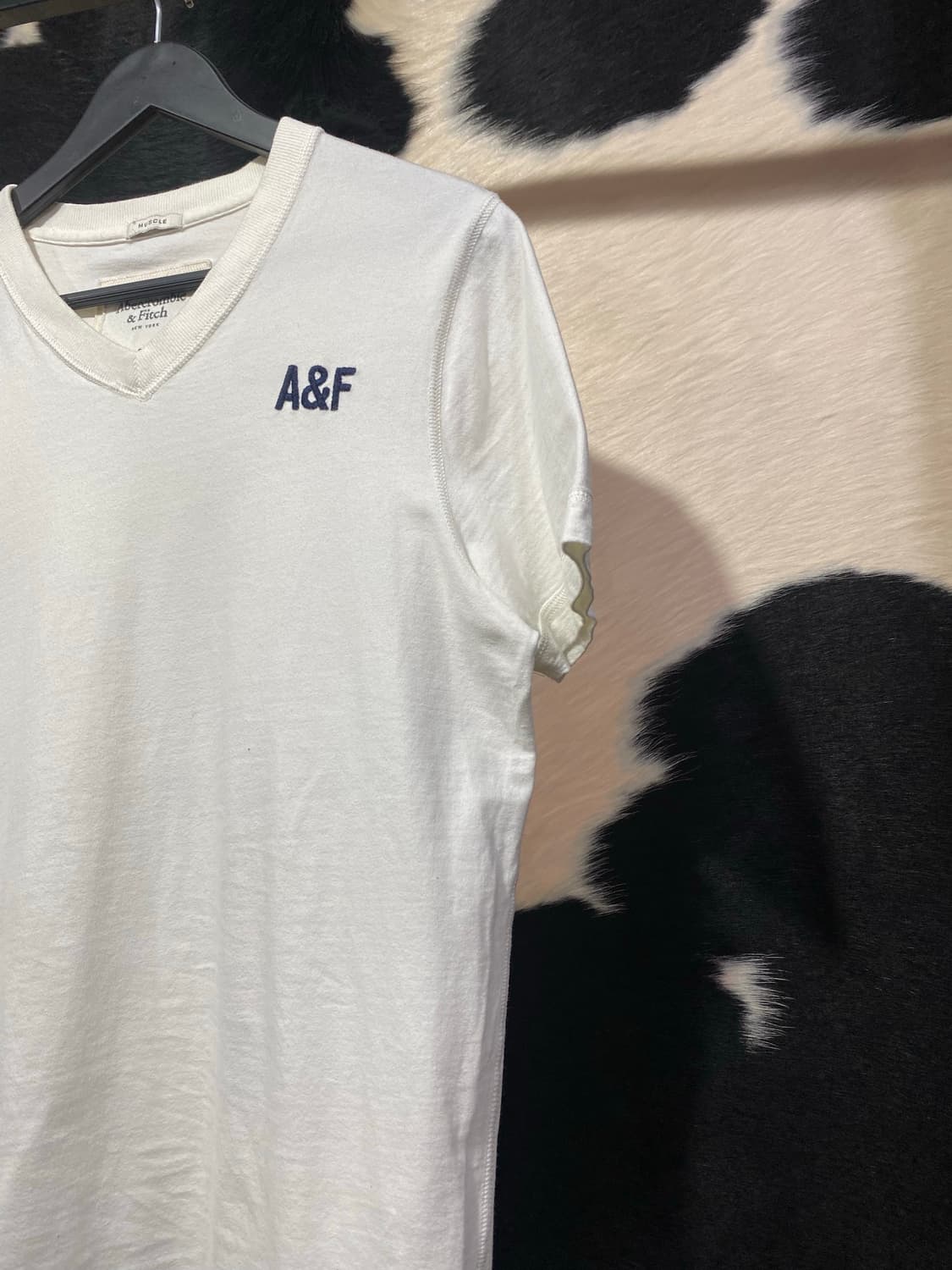 Abercrombie 베이직 로고 자수 브이넥 반팔티셔츠 상품이미지4