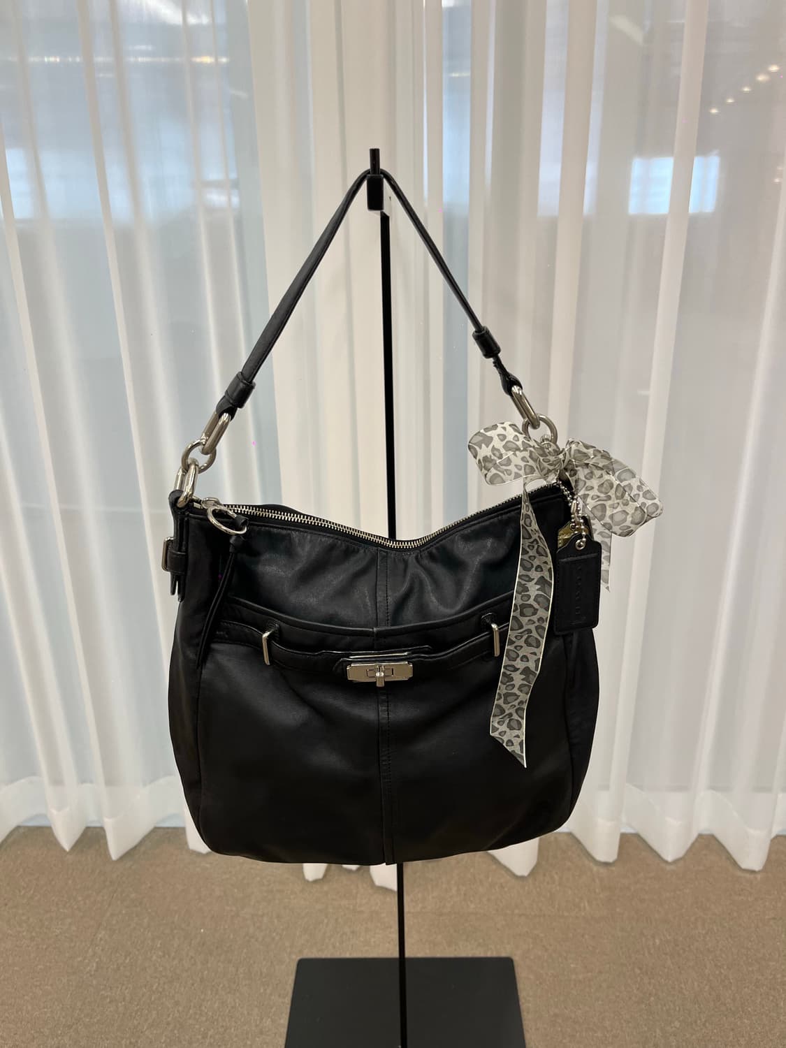 Coach Black Paper Shoulder Bag 상품이미지2