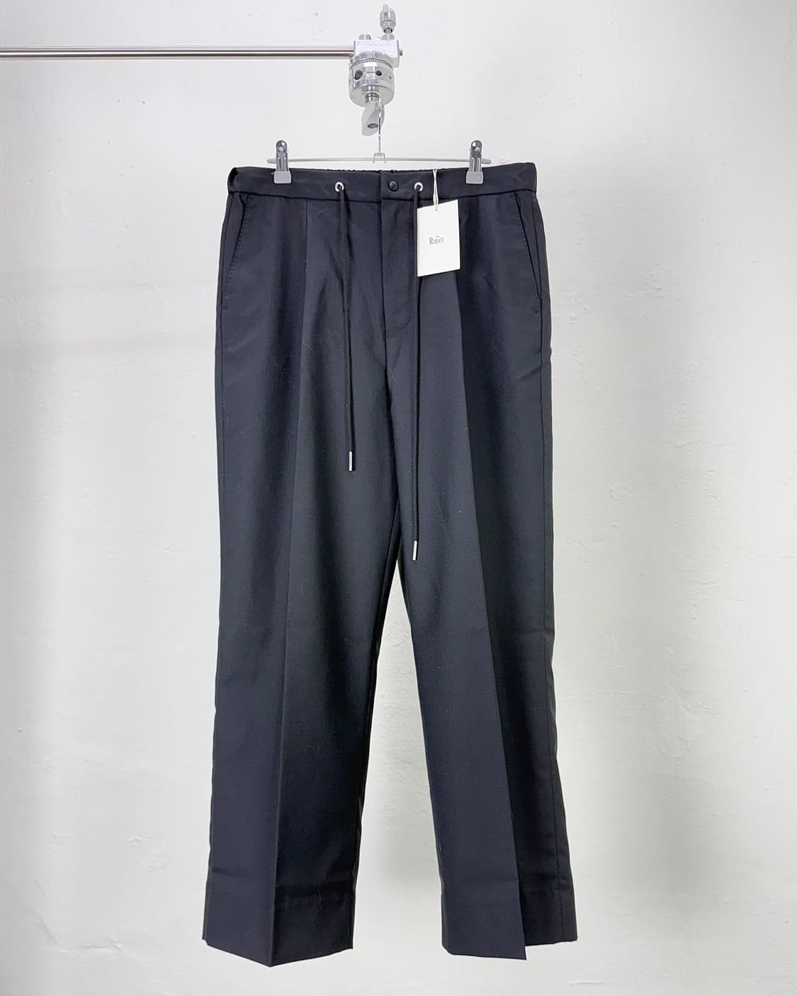 더 리라쿠스 블랙 테이퍼드 드로즈 백 포켓 울 팬츠 상품이미지1