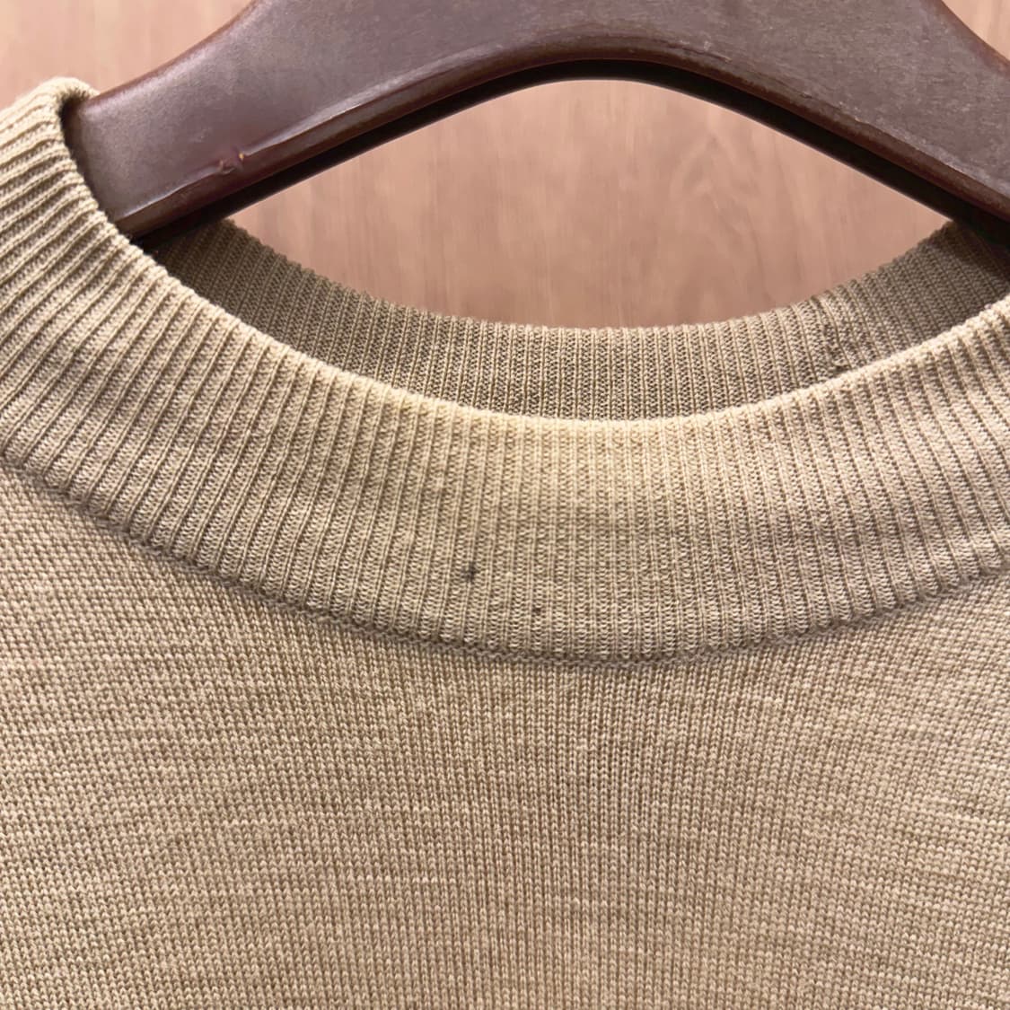 버버리 라운드넥 긴팔 니트 무지 로고 자수 디테일 레귤러핏 베이지 상품이미지9