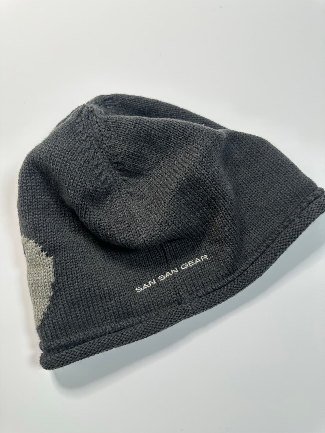 산산기어 24SS 차콜 로고비니 상품이미지3