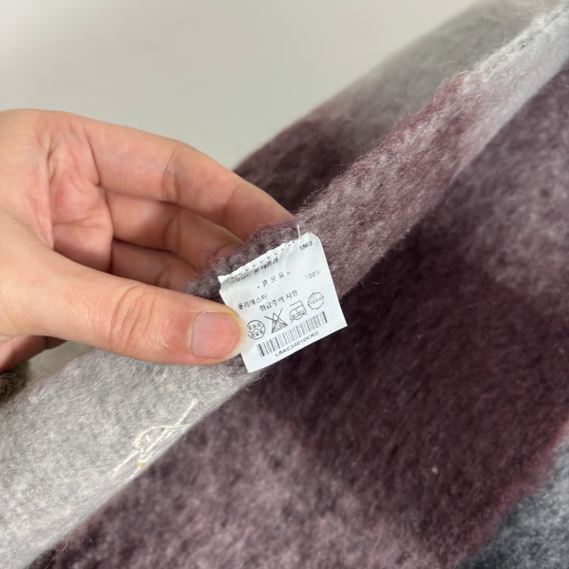 OS 레더리 배색 체크 브러쉬드 롱 머플러 상품이미지4