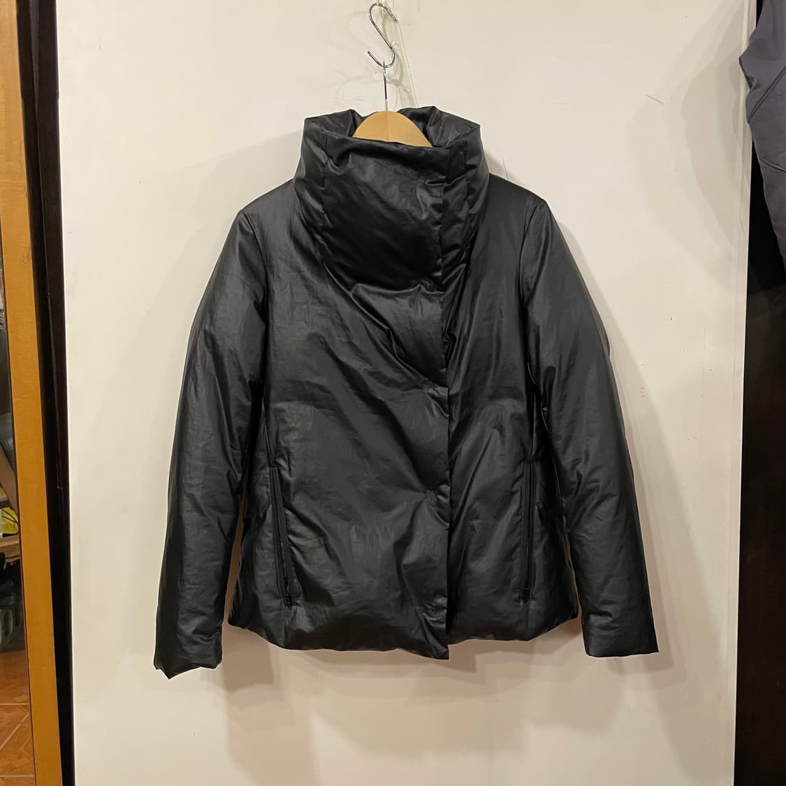 DKNY 사선패딩 상품이미지1