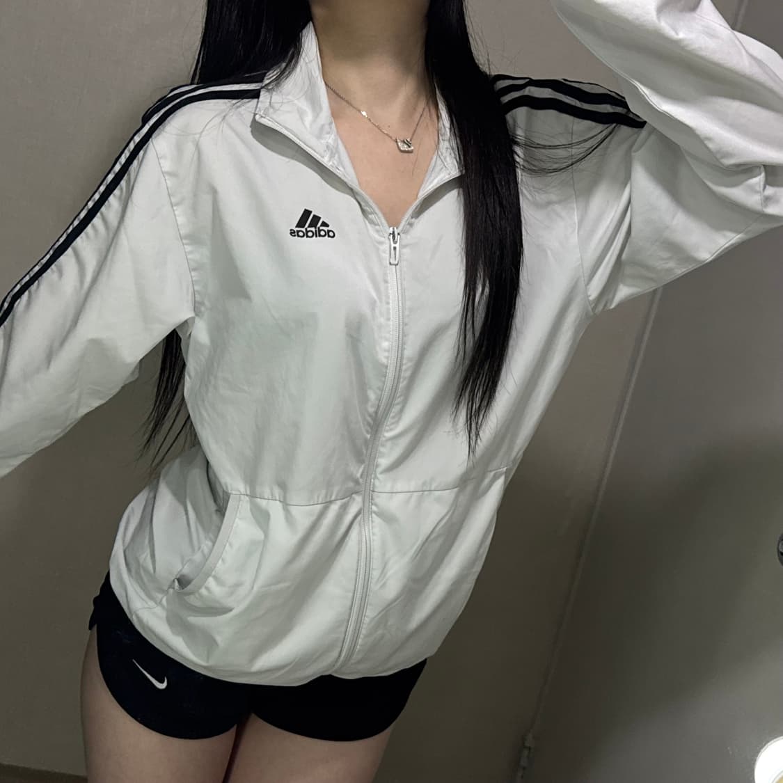 아디다스 화이트 삼선 바람막이 져지 🤍🖤 상품이미지3