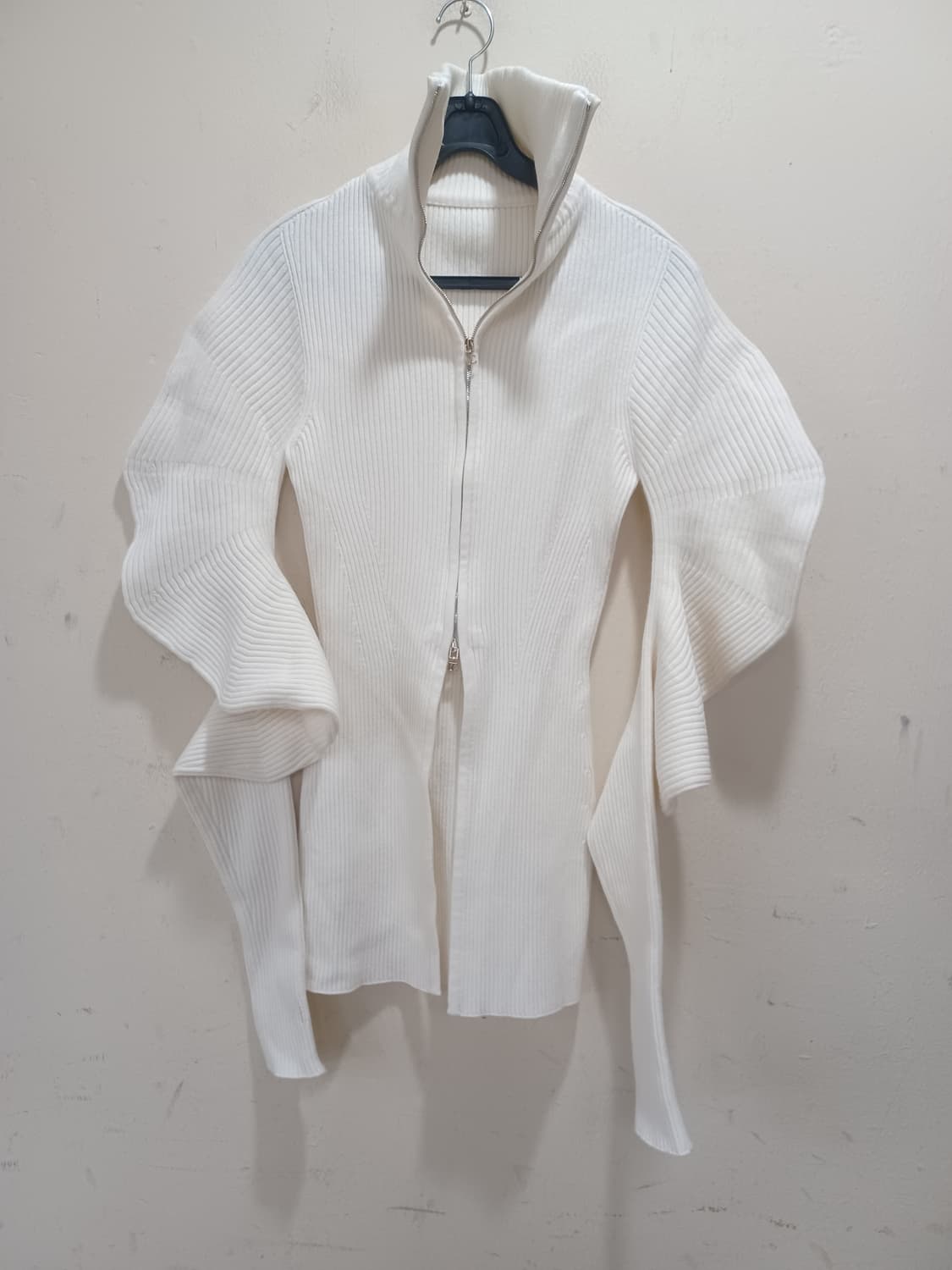 LOW CLASSIC 로우클래식 아이보리색 골지 니트  상품이미지1