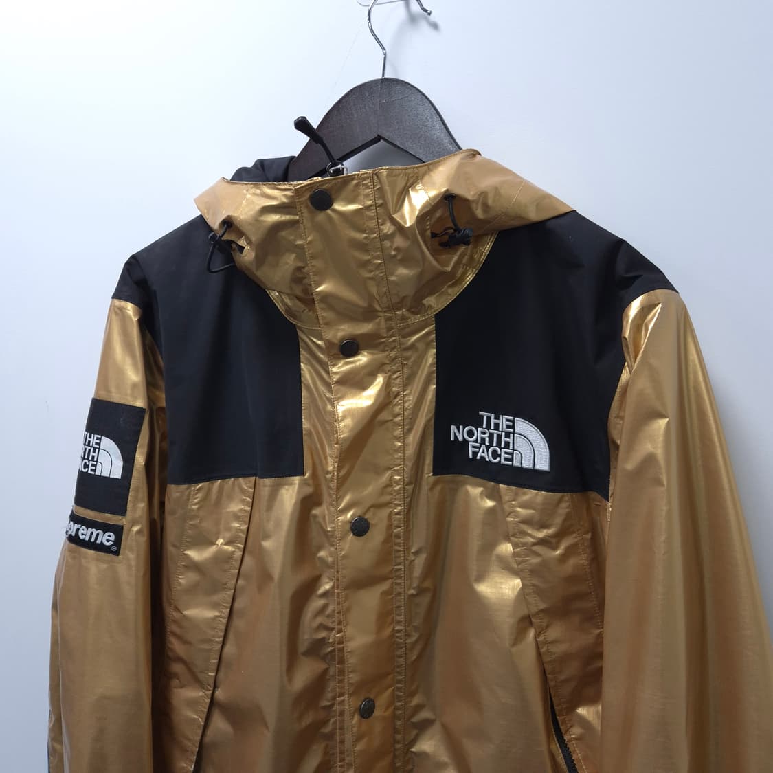 슈프림 x 노스페이스 메탈릭 마운틴 파카 골드 18SS / 할인 상품이미지3