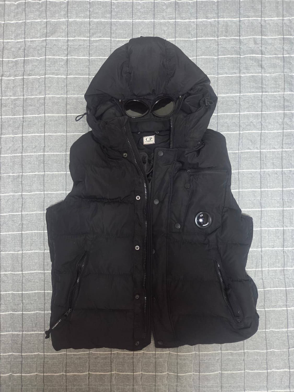 C.P 컴퍼니 조끼 패딩 블랙 상품이미지1