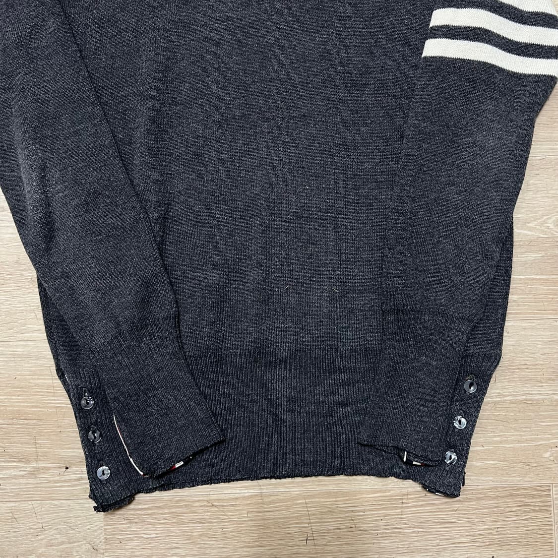 톰브라운 시그니처 4선 완장 크루넥 니트 [차콜] 2사이즈 상품이미지3