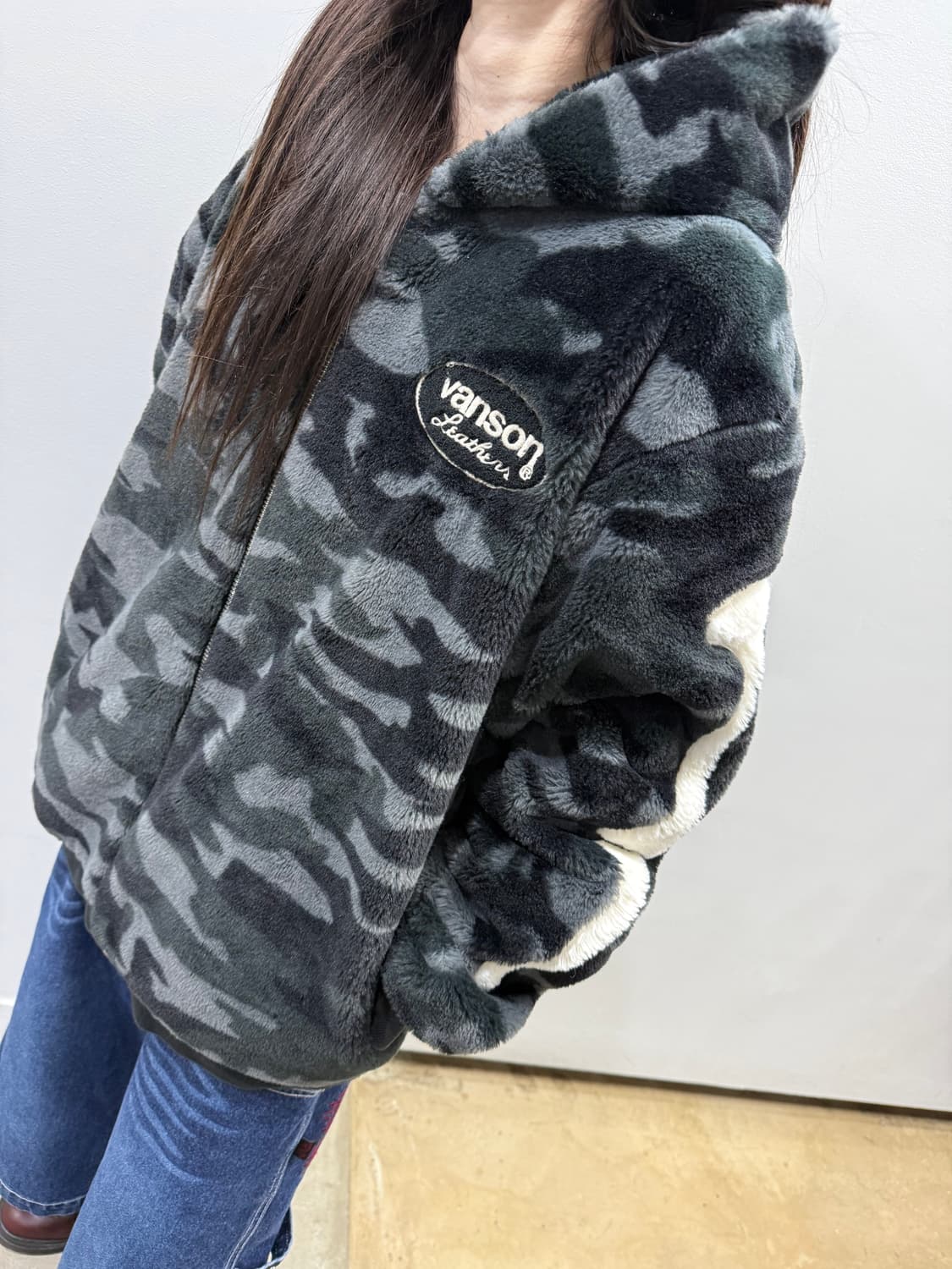 밴슨 오버핏 본 디테일 퍼 후드집업 상품이미지5