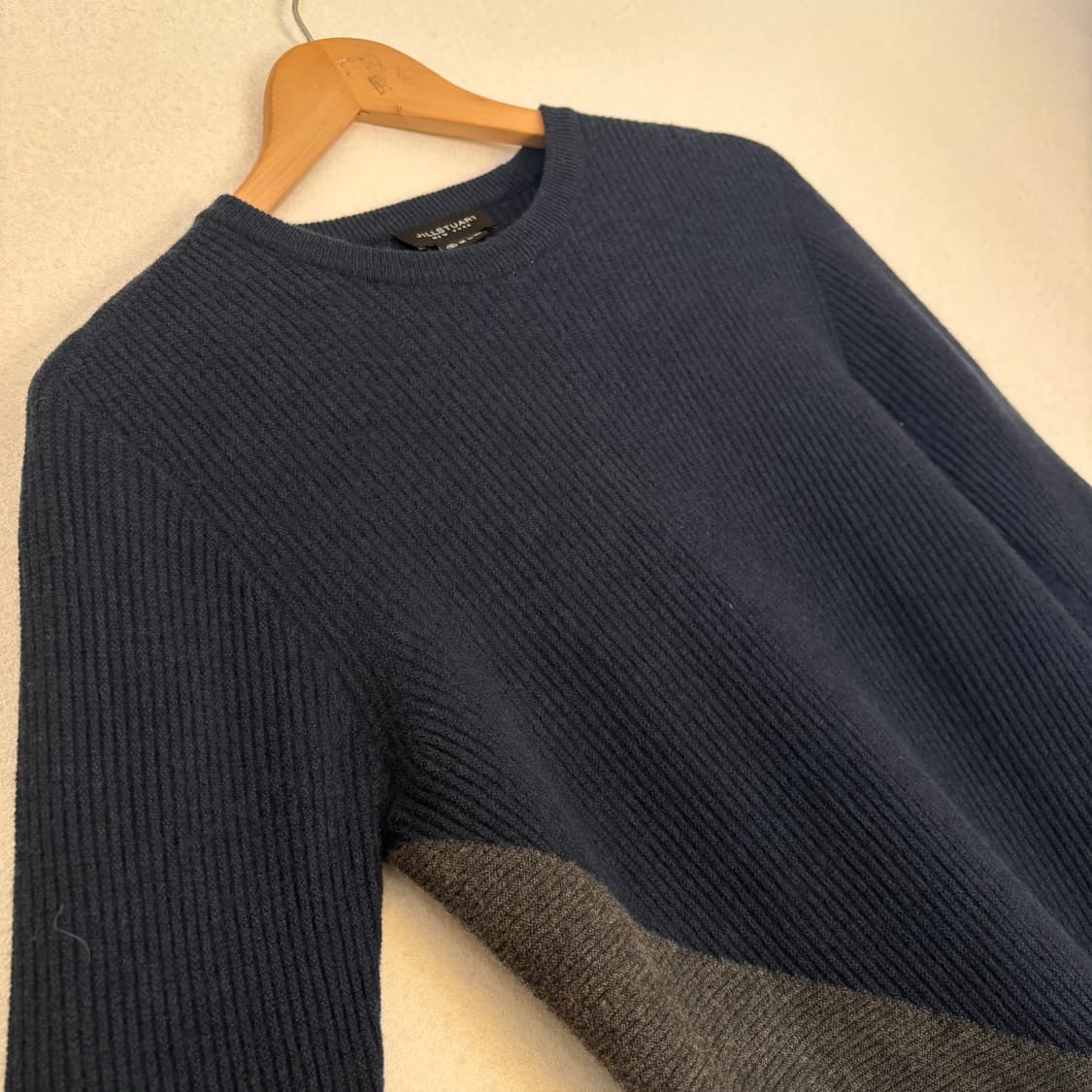 질스튜어트 S 슬림 실루엣 투톤 그레이 니트 입체적인 디테일 상품이미지6