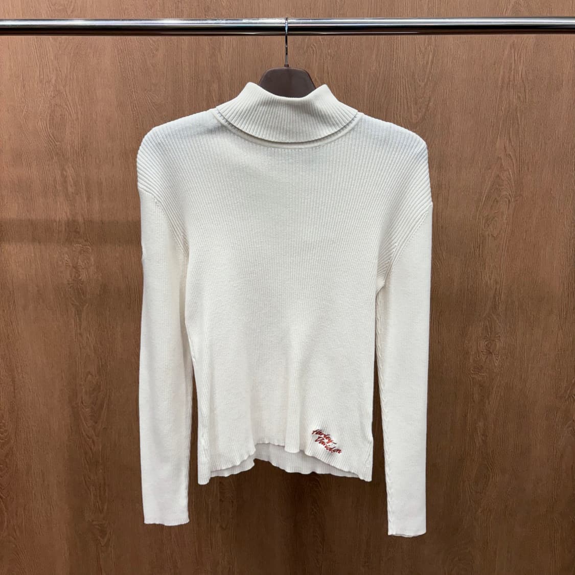 할리데이비슨 슬림핏 모크넥 긴팔 골지 니트 로고 자수 디테일 아이보리 상품이미지2