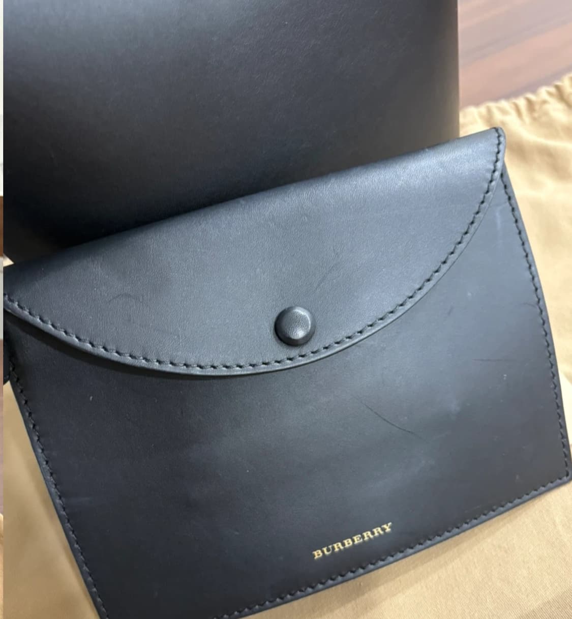 버버리 레더 버킷백 상품이미지4