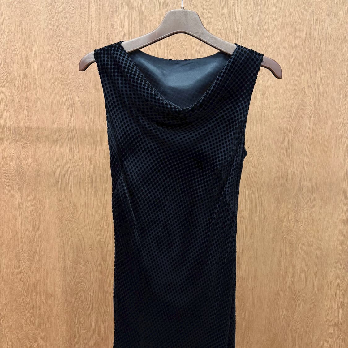 앤클라인 슬리브리스 롱 원피스 드레이프 넥 도트 벨벳 텍스처 디테일 블랙 상품이미지4