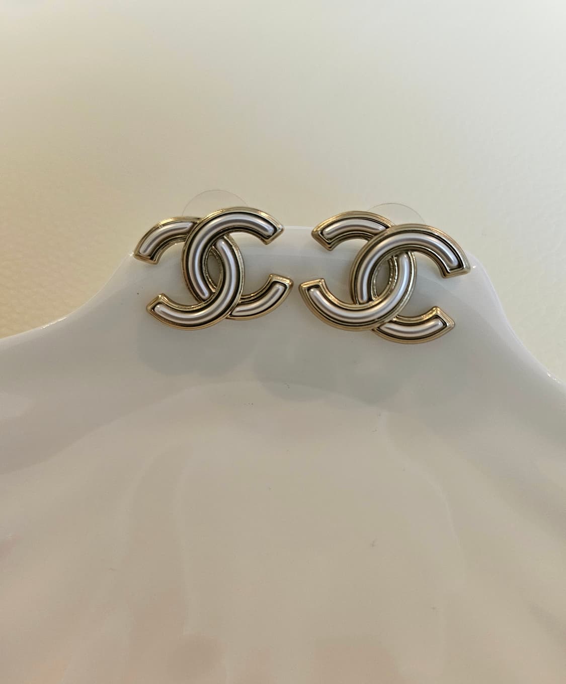 샤넬 화이트레진 금장CC 스터드 귀걸이 업사이클링 상품이미지2