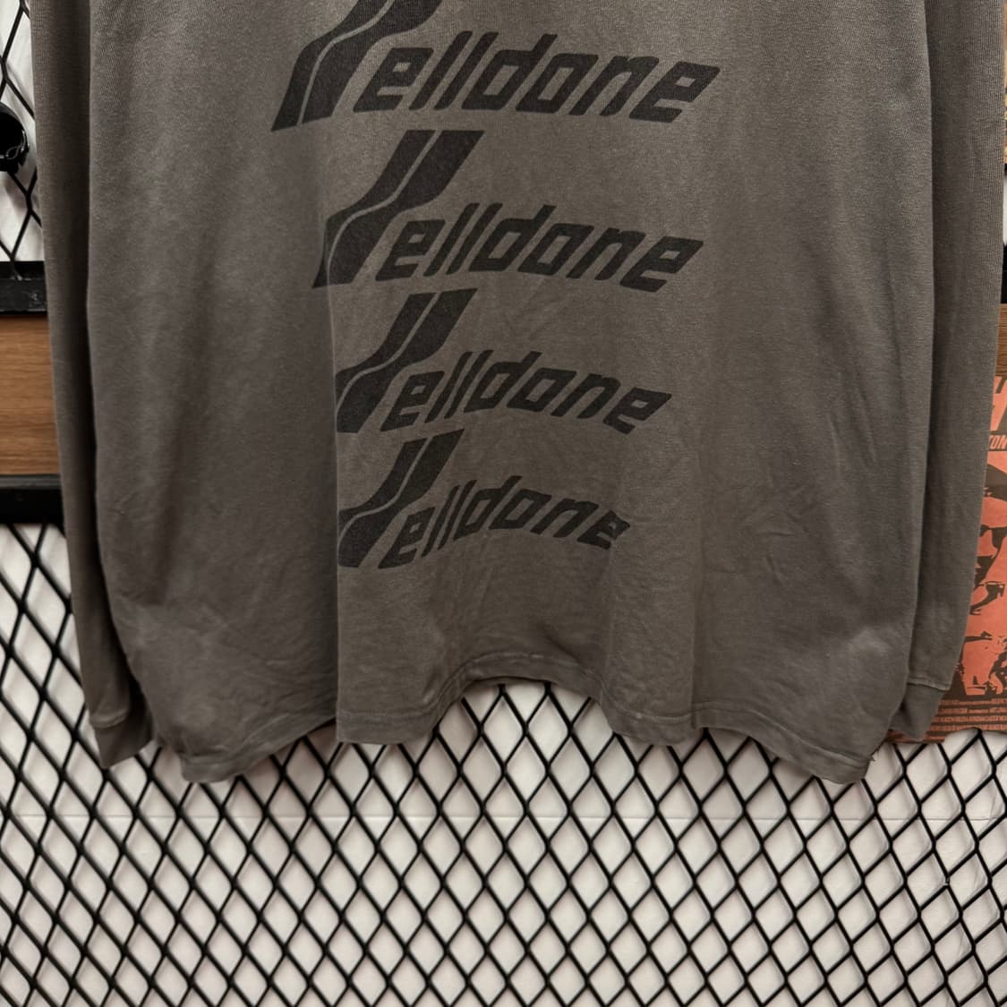 웰던 WE11DONE 롱슬리브 전면 레터링 로고 포인트 차콜 상품이미지4