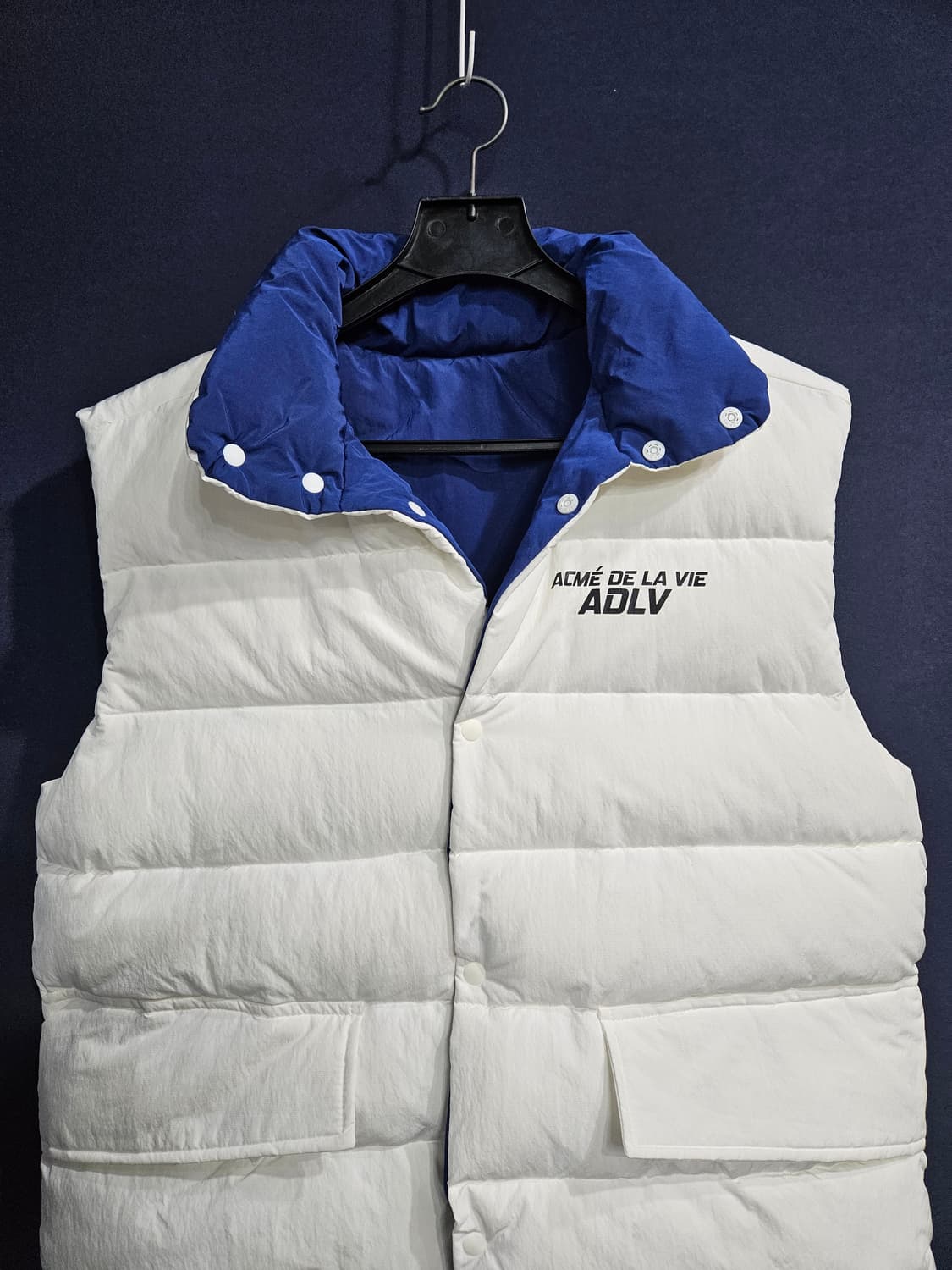 아크메드라비 화이트&블루 남성 100~105 리버시블 베스트 패딩  상품이미지8