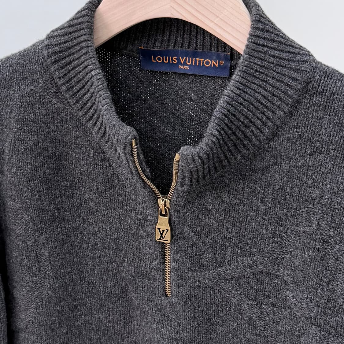 [S+급/XL] 24FW 루이비통 모노그램 울 하프넥 반집업 니트 상품이미지7