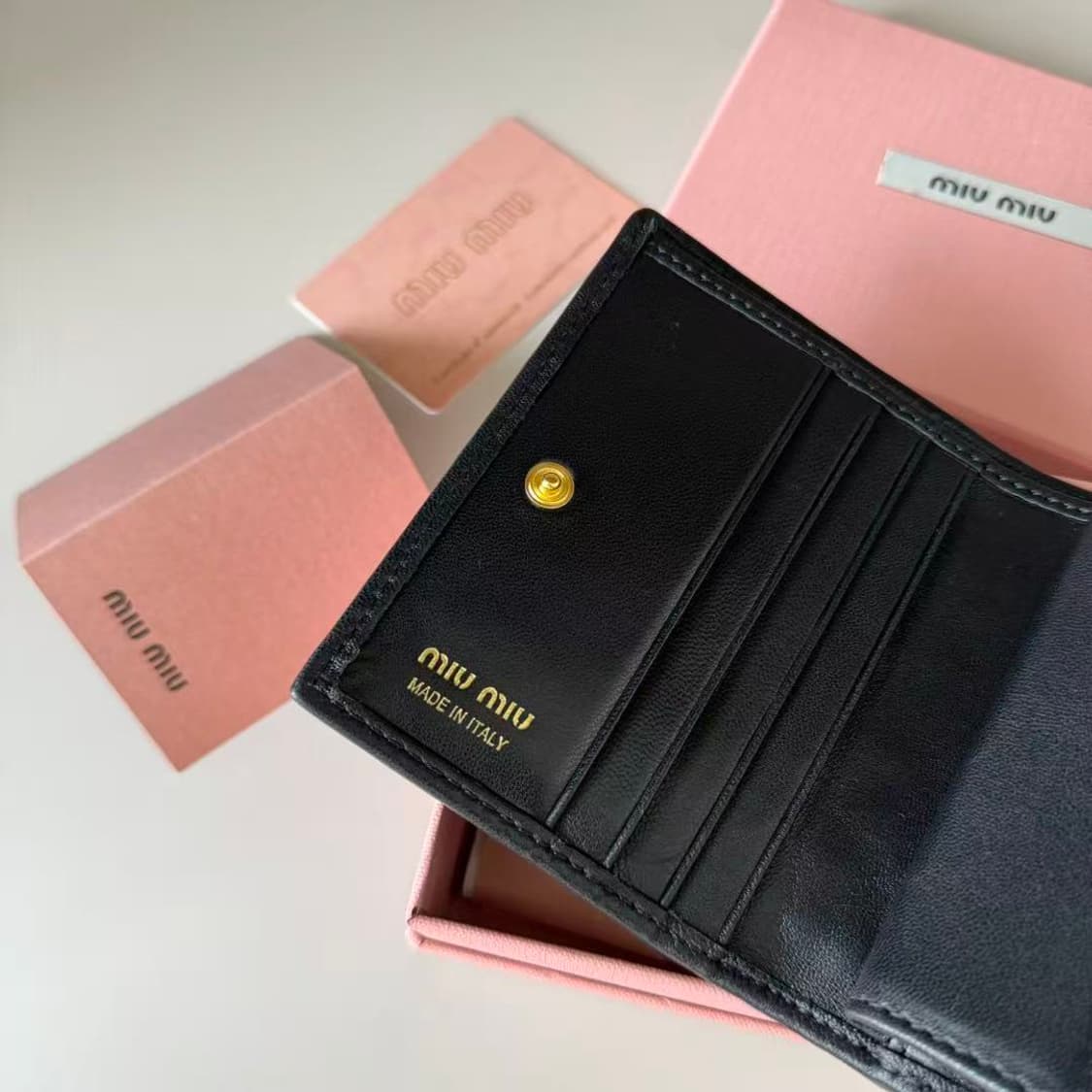 미우 미우 마테라쎄 나파 레더 카드 반지갑 블랙 상품이미지9