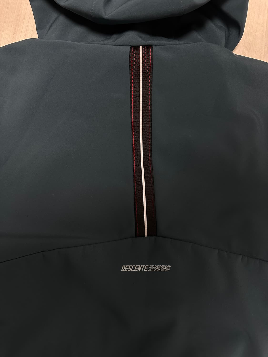 데상트 러닝 집업 후드 기능성 스포츠 자켓 팝니다!  상품이미지7