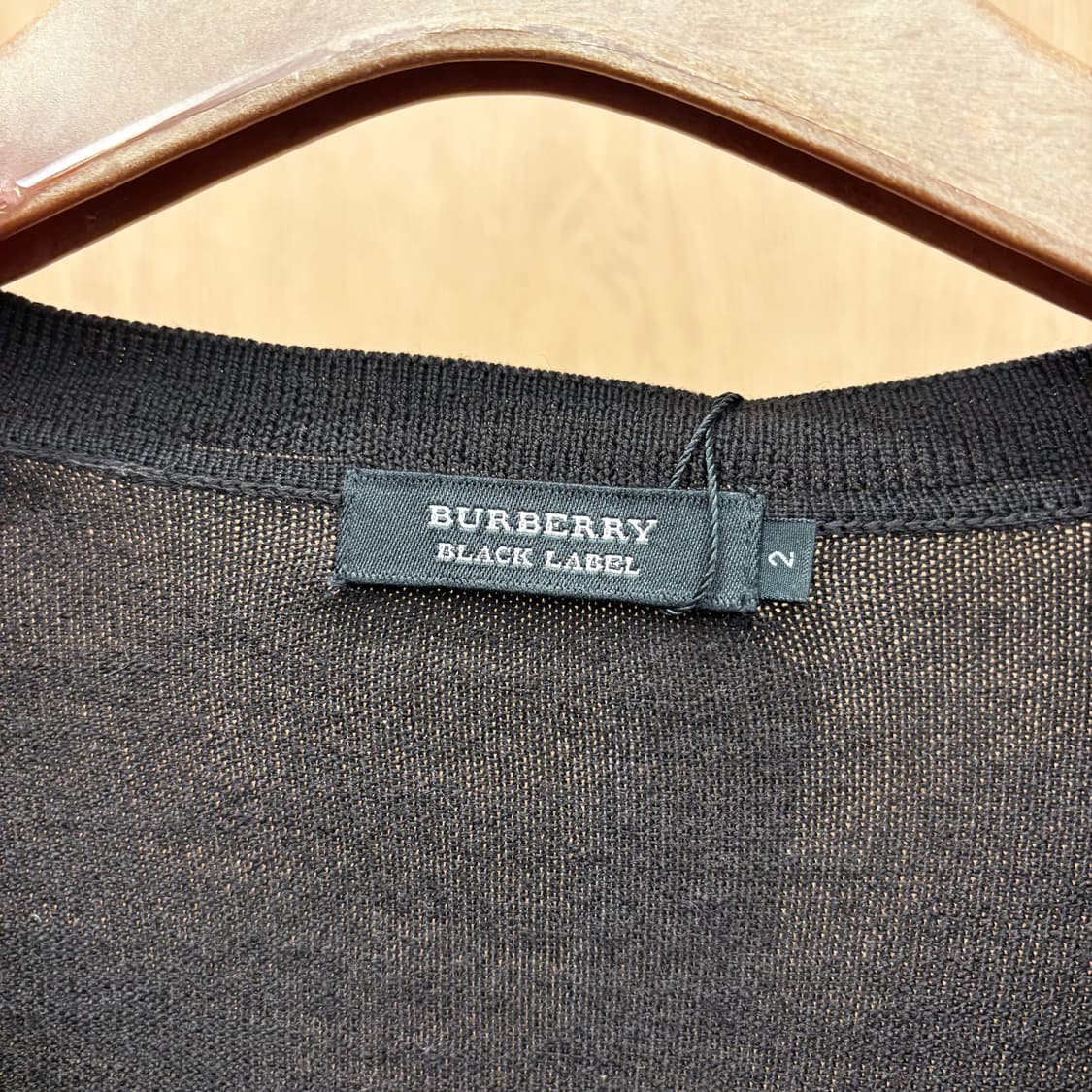 버버리 블랙라벨 브이넥 가디건 타탄 체크 로고 자수 디테일 블랙 상품이미지7