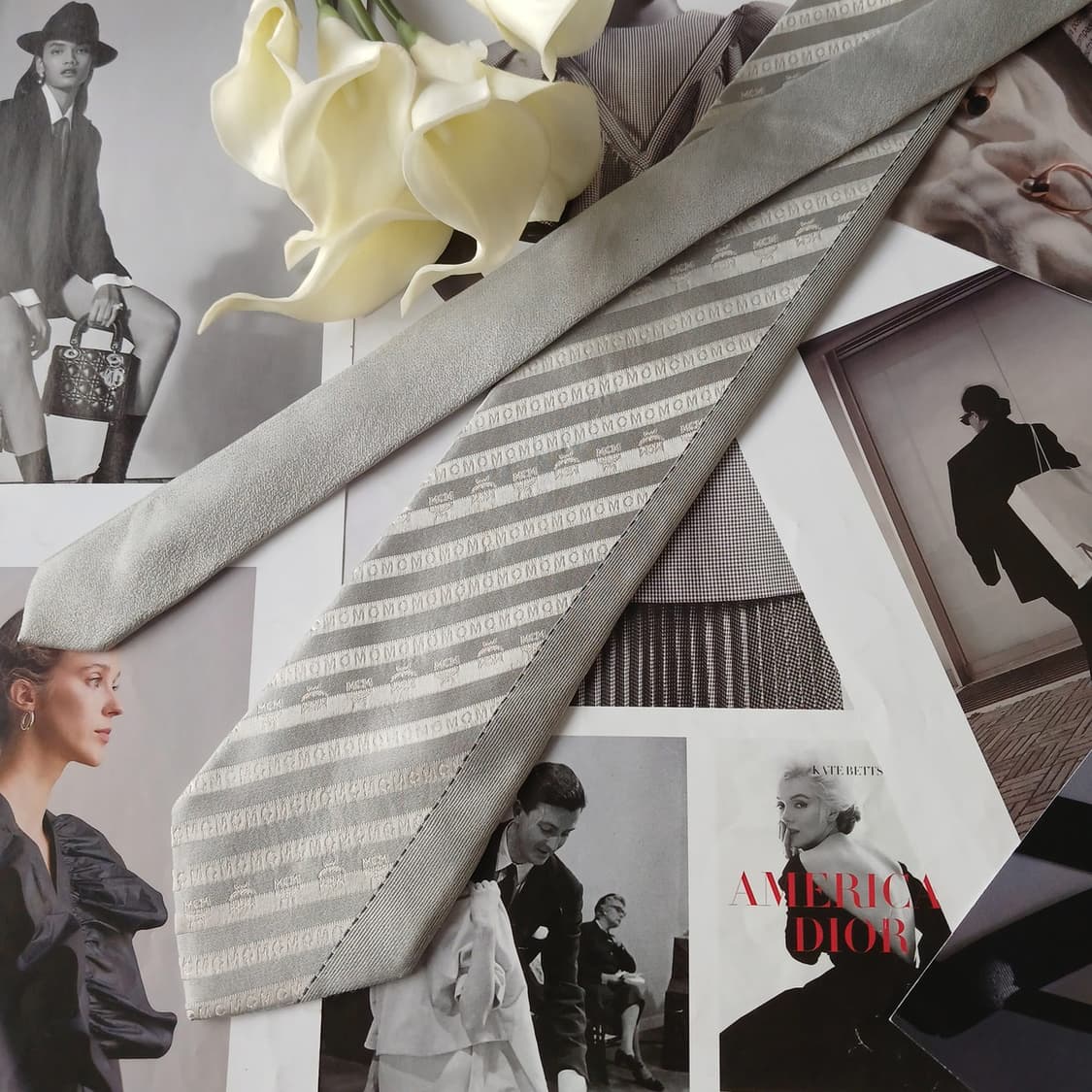 엠씨엠 실크 실버 사선 로고 패턴 넥타이 9cm A등급 A19638
 상품이미지3