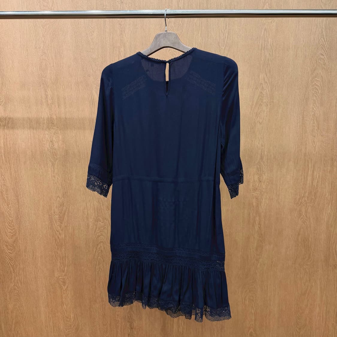 마쥬 미디 원피스 7부 소매 허리 스트링 레이스 배색 루즈핏 네이비 상품이미지3