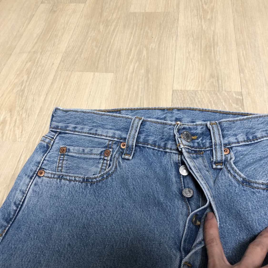 (30) 리바이스 501 스트레이트핏 연청 소프트 워시드 데님 상품이미지5