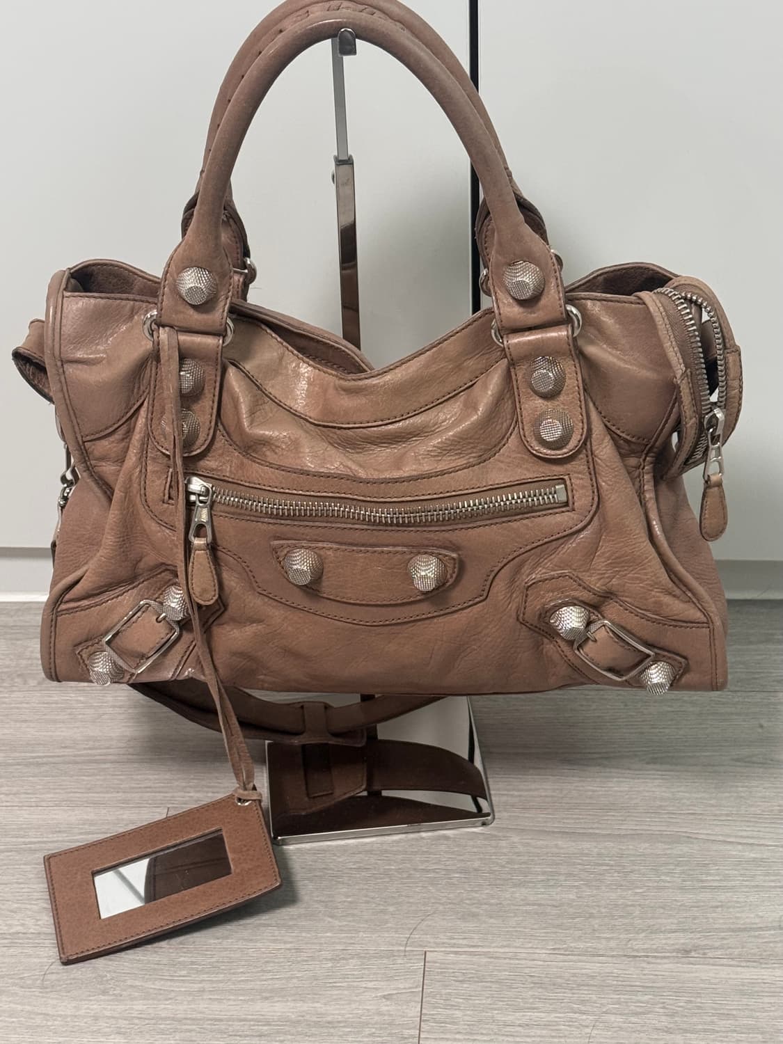 발렌시아가 자이언트 모터백 미디움 은장 베이지브라운 상태A- 상품이미지1