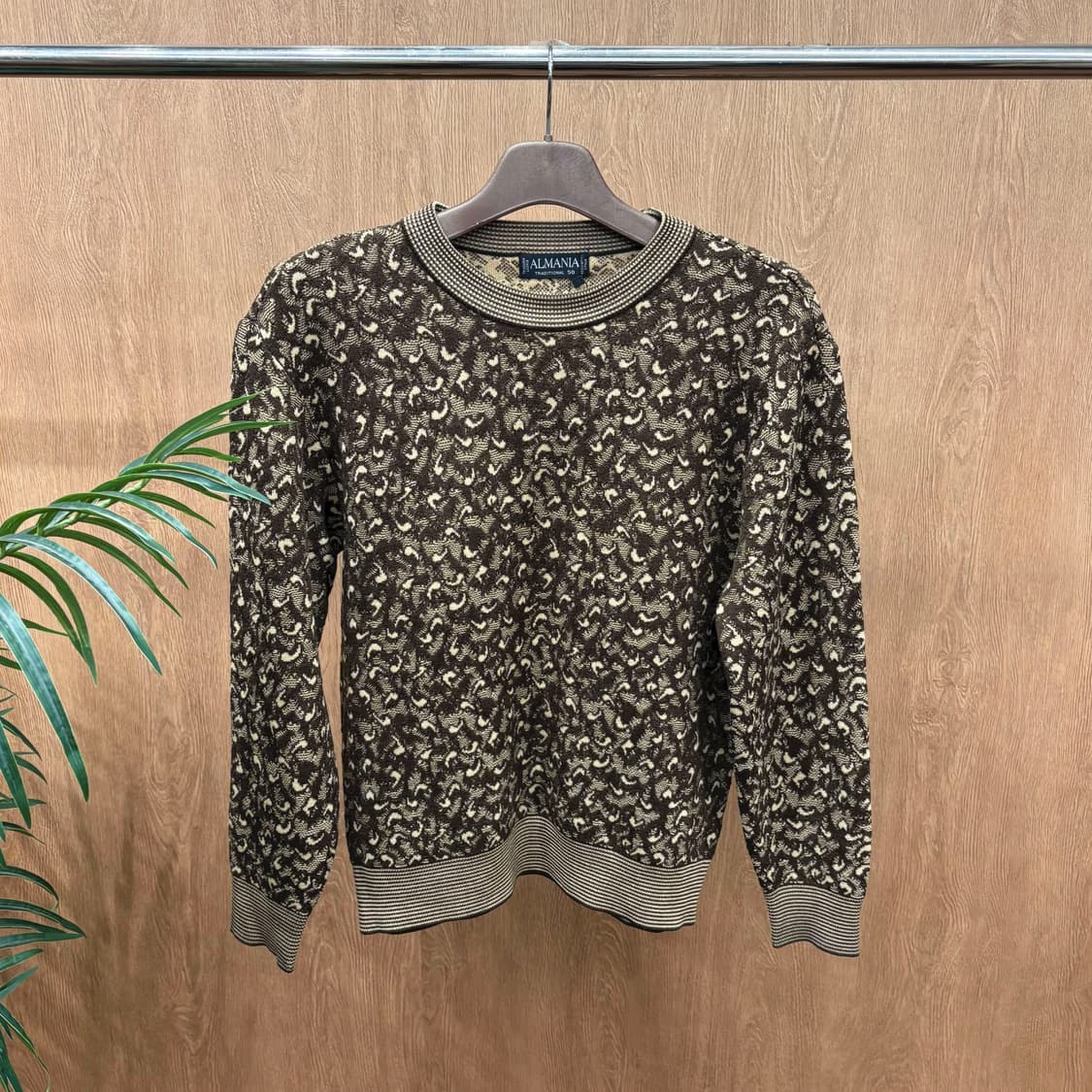 알마니아 울 혼방 긴팔 니트 자카드 패턴 리브 디테일 베이지 브라운 상품이미지1