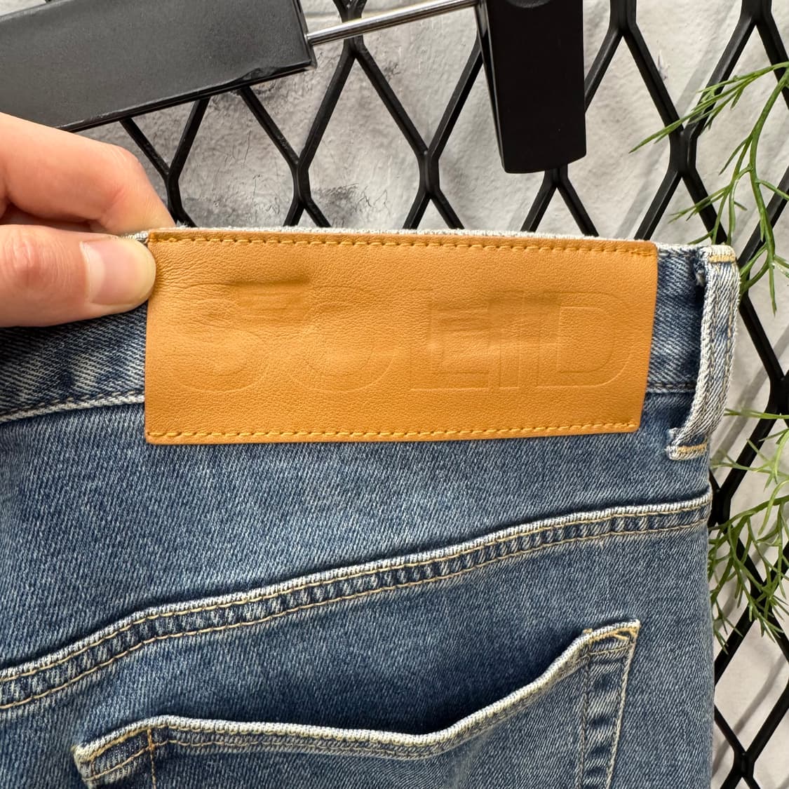 2018 F/W 솔리드 옴므 데님 팬츠 후면 레더 패치 포인트 중청 상품이미지6